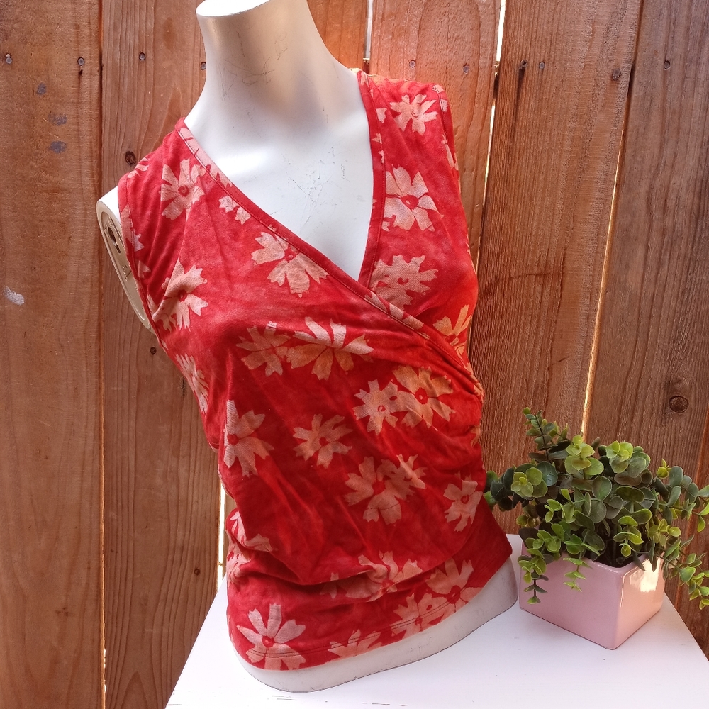 NWT Tint Your World Women's Floral Sleeveless Top Size Medium